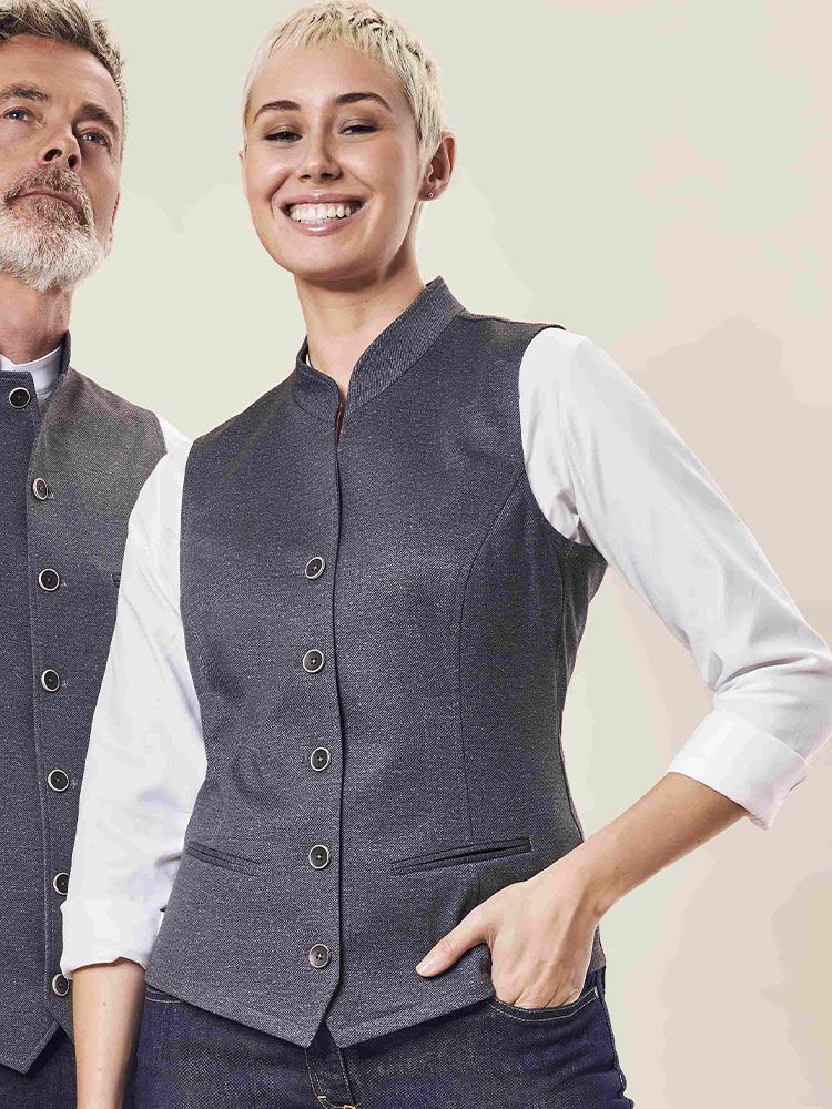 Graue Damen-Trachtenweste mit Stehkragen, 7-Knopf-Verschluss und Paspeltaschen im modernen Landhausstil