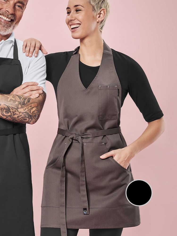 Damen Latzschürze Schwarz mit V-Ausschnitt, aufgesetzten Taschen und verstellbarem Halsband – ideal für Gastronomie, Catering, Bäckereien und Lebensmittelhandel.