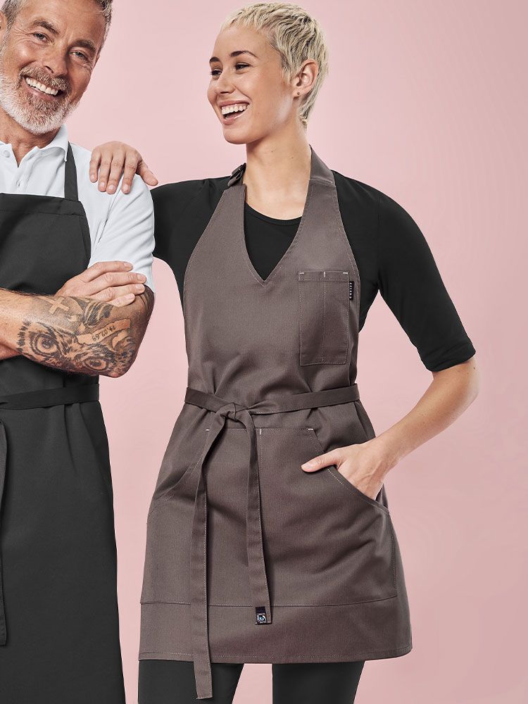 Damen Latzschürze Braun mit V-Ausschnitt, aufgesetzten Taschen und verstellbarem Halsband – ideal für Gastronomie, Catering, Bäckereien und Lebensmittelhandel