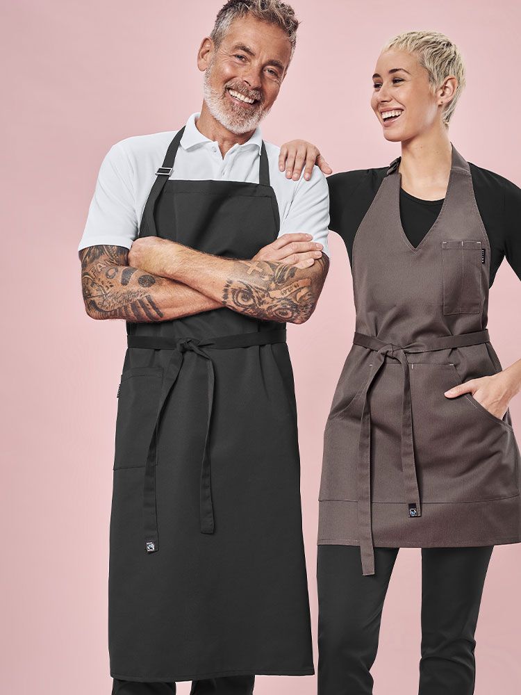 Schwarze Latzschürze mit Tasche, verstellbarem Nackenband und robuster Qualität für Gastronomie, Catering und Verkauf, 77x100 cm