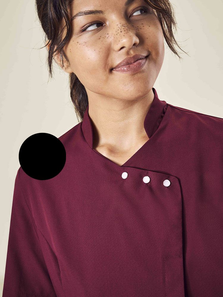 Schwarzer Damen Kasack für Kosmetik mit Stehkragen, verdeckter Druckknopfleiste und Wiener Nähten – ideal für Kosmetik, Medizin und Pflege