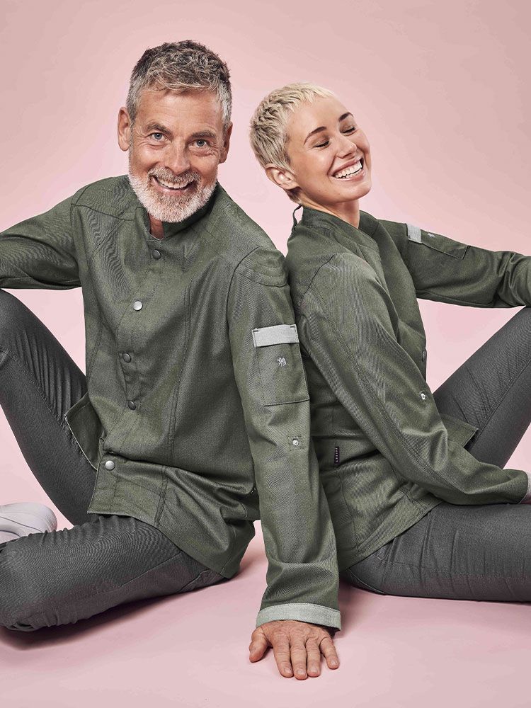 Ausgefallene Damen Kochjacke in Olivgrün mit Bikerstyle, Stehkragen und Druckknöpfen