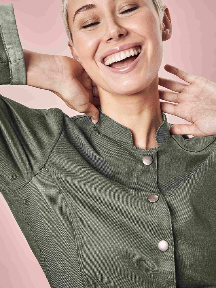 Ausgefallene Damen Kochjacke in Olivgrün mit Bikerstyle, Stehkragen und Druckknöpfen