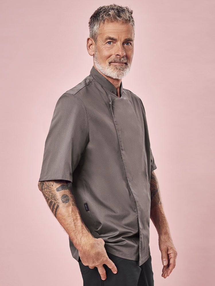 Braune Kochjacke Herren Kurzarm mit Stehkragen und verdeckter Knopfleiste – modische Wahl für Küche, Service und Gastronomie