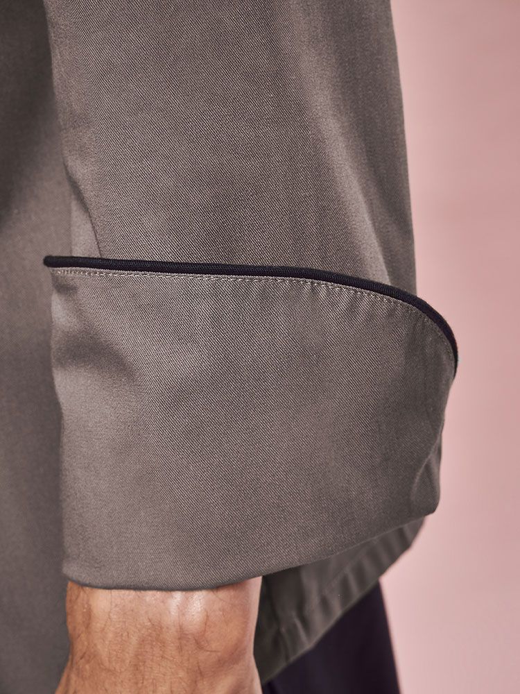 Herren Kochjacke in Braun im Regular Fit-Schnitt, verdeckten Druckknöpfen, modischen Kontrastpaspeln an der Knopfleiste