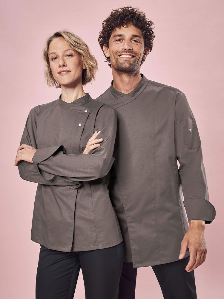 Hochwertige Herren-Kochjacke in Braun mit Jersey-Rücken, verdeckter Druckknopfleiste und Armtasche – atmungsaktive und flexible Arbeitskleidung für Köche, Bäcker und Gastronomen