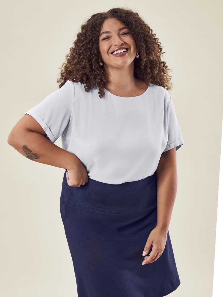 Weiße Damen-Chiffonbluse mit kurzem Arm, fließendem Stoff und modernem T-Shirt-Schnitt für Business und Service.