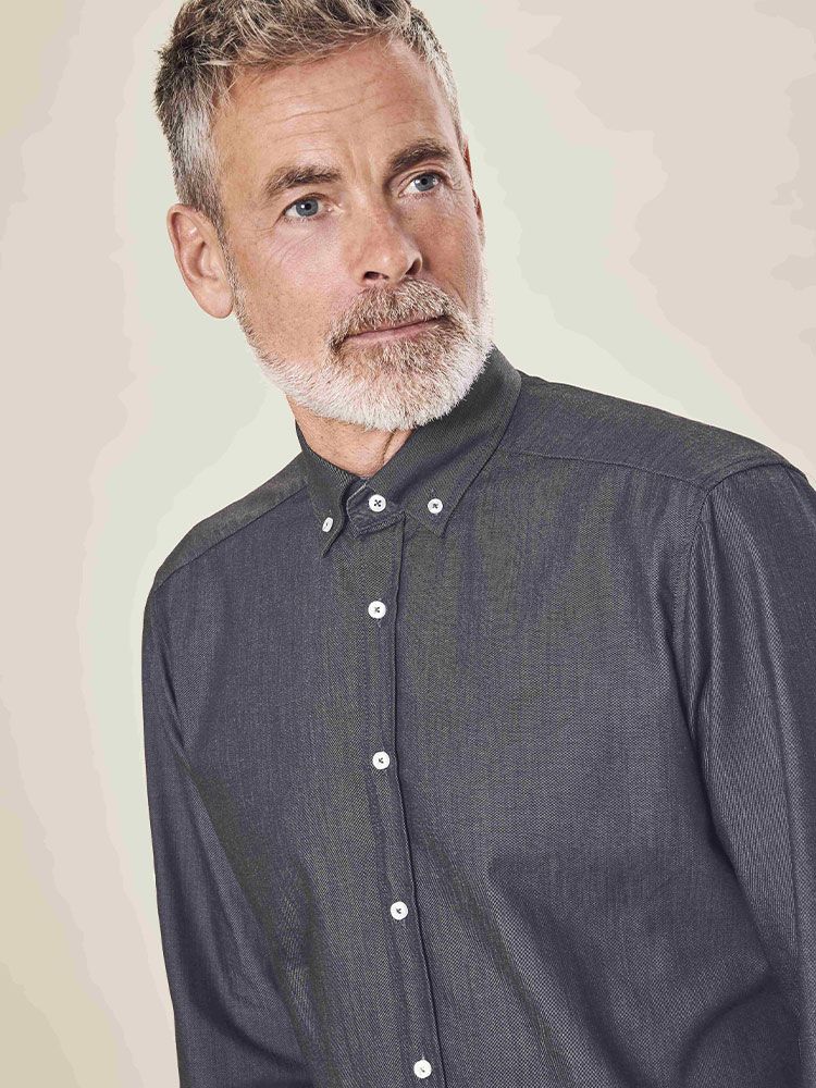 Herren Jeanshemd Regular Fit in Grau mit Button-Down-Kragen, Krempelärmeln und seitlichem Kontrasteinsatz – Arbeitshemd für Gastronomie, Hotel und Service.