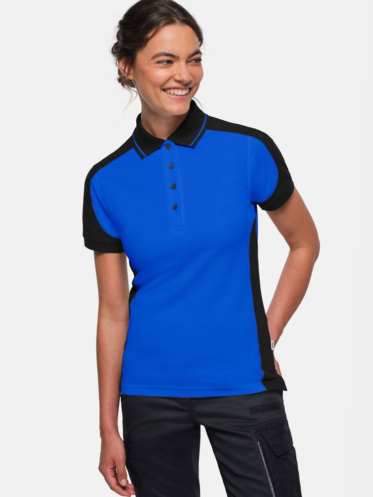 Blaues Damen Arbeits Poloshirt mit schwarzen Kontrasteinsätzen und Vier-Loch-Knopfleiste – strapazierfähig und pflegeleicht für Handwerk, Pflege und Gastronomie.