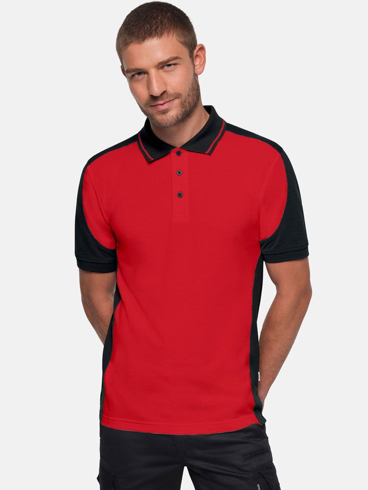 Kräftig rotes Herren Arbeits Poloshirt mit schwarzen Kontrasteinsätzen und Drei-Loch-Knopfleiste – strapazierfähig und pflegeleicht für Handwerk, Pflege und Gastronomie
