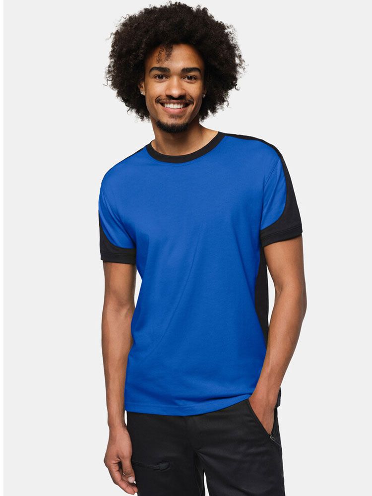 Blaues Arbeits T-Shirt mit dunklen Kontrasteinsätzen – ideal für Handwerk, Technik und Logistik.
