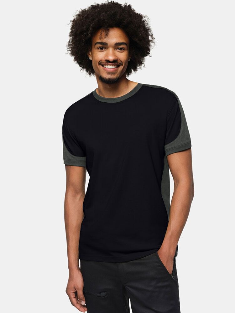 Schwarzes Arbeits T-Shirt mit grauen Kontrasteinsätzen an Ärmeln, Schultern und Seiten.