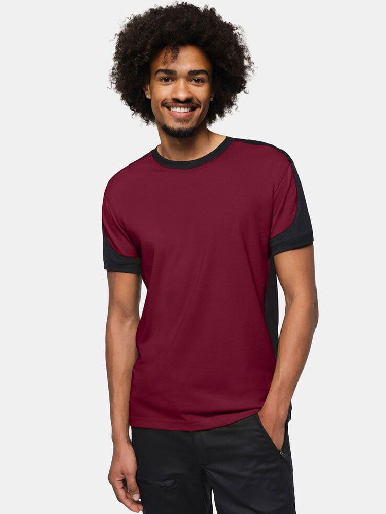 Weinrotes Arbeits T-Shirt mit dunklen Kontrasteinsätzen – ideal für Stickerei oder Druck mit Logo.