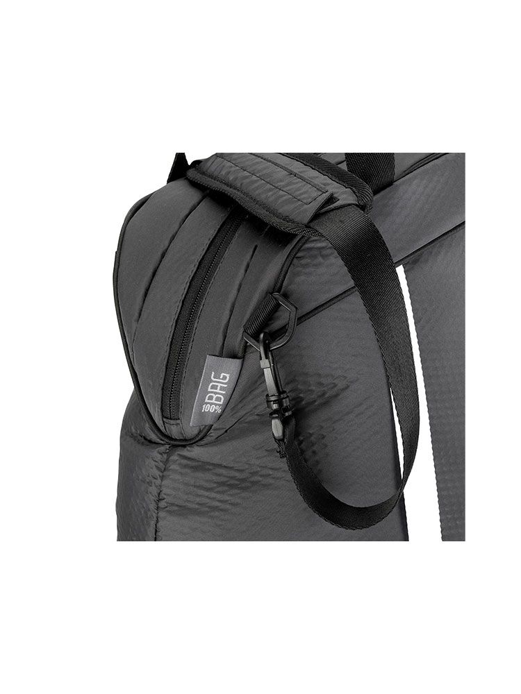 Schwarze Sporttasche mit 40L Volumen, Schultergurt und Tragegriffen, Hauptfach mit Reißverschluss und mehreren Fächern