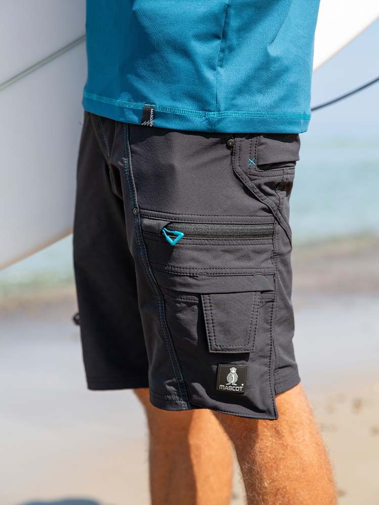 Stretch Shorts mit Hängetaschen in Schwarzblau