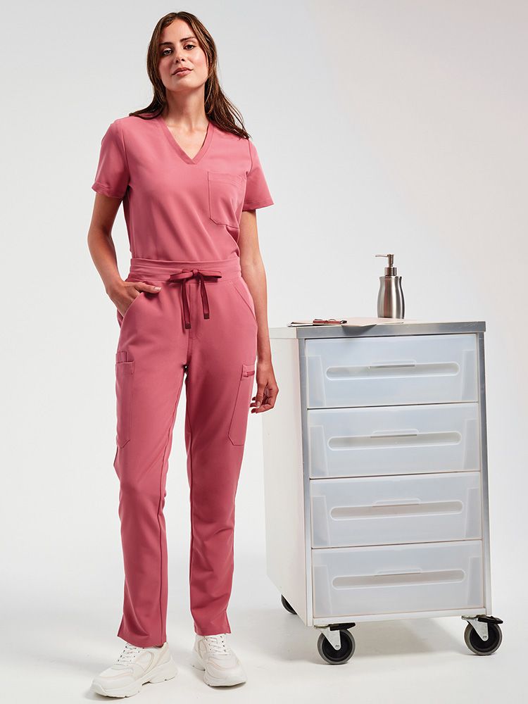 Arbeitshose Damen Pink aus Stretchmaterial im modernen Cargo-Stil mit Reißverschlusstaschen