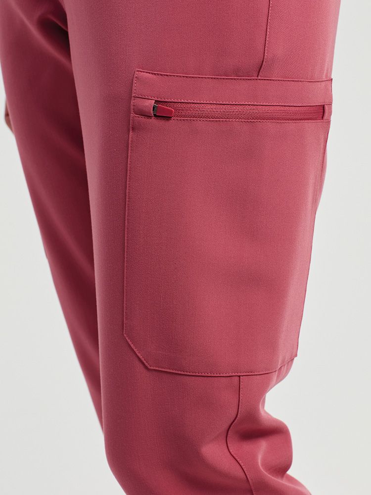 Arbeitshose Damen Pink aus Stretchmaterial im modernen Cargo-Stil mit Reißverschlusstaschen