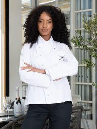 Weiße Damen Kochjacke mit tailliertem Schnitt, Langarm, Druckknöpfen und Taschen – ideal für Köchinnen in Hotel, Küche und Gastronomie