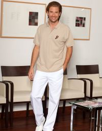 Weiße Arzthose für Herren mit Dehnbund, Taschen und pflegeleichtem Gewebe – kochfest bis 95 Grad, für Klinik, Arztpraxis und Krankenhaus geeignet