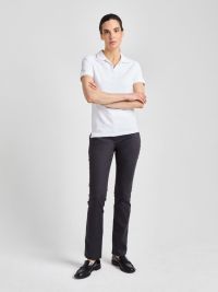 Weißes Poloshirt ohne Knöpfe