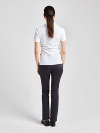 Weißes Poloshirt ohne Knöpfe