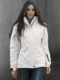 Schwarze Softshelljacke Damen mit abnehmbarer Kapuze, Fleece-Futter und Reißverschlusstaschen – ideal für Herbst und Winter