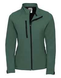 Grüne Softshelljacke für Damen mit Slim-Fit-Passform, wetterfest und atmungsaktiv – ideal für Outdoor, Arbeit oder Teambekleidung.