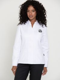 Weiße Barjacke für Damen mit tailliertem Schnitt, Stehkragen und verdeckter Knopfleiste – perfekt für Service, Bar und Empfang