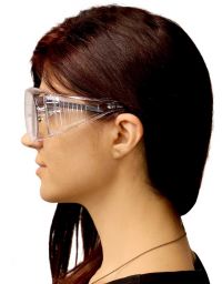 Schutzbrille für Brillenträger mit seitlichem Spritzschutz und Belüftungslöchern, passend über Korrekturbrillen, nach EN 166 zertifiziert