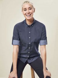 Jeansbluse Damen in Dunkelblau mit Button-Down-Kragen, Krempelärmeln und seitlichem Kontrasteinsatz – ideal für Gastronomie, Hotellerie und Freizeit.