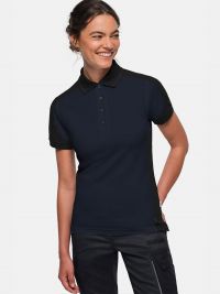 Dunkelblaues Damen Arbeits Poloshirt mit schwarzen Kontrasteinsätzen und Vier-Loch-Knopfleiste – strapazierfähig und pflegeleicht für Handwerk, Pflege und Gastronomie.