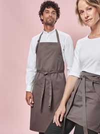 Braune Latzschürze mit Tasche, verstellbarem Nackenband und robuster Qualität für Gastronomie, Catering und Verkauf, 77x100 cm