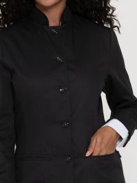 Chaqueta de servicio negra para mujer con corte entallado y cuello desmontable – ideal para hostelería y hoteles