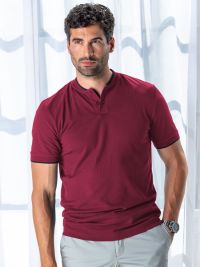 Weinrotes Herren Poloshirt ohne Kragen mit Kontraststreifen und Stehkragen in „Bomber“-Optik