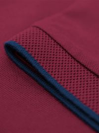Weinrotes Herren Poloshirt ohne Kragen mit Kontraststreifen und Stehkragen in „Bomber“-Optik