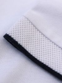 Schwarzes Poloshirt ohne Kragen für Herren mit Stehkragen und Kontraststreifen