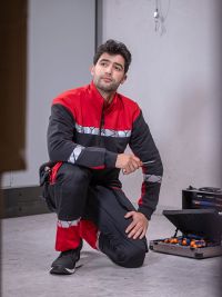 Rote Warnschutz Jacke Herren mit Reflektoren, Stehkragen und sportlicher Passform