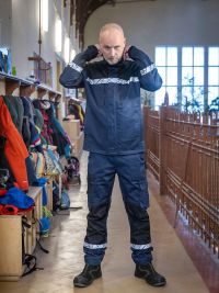 Warnschutz Arbeitshose Herren mit Reflektoren, Cargotasche und klassischem Schnitt
