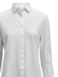 Taillierte Damenbluse in Weiß aus Waffelstrick mit verdecktem Button-Down-Kragen