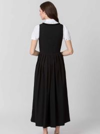 Schwarzes Gastro Dirndl für Damen mit weißer Bluse für Gastronomie und Hotel