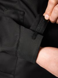 Schwarze FHB Arbeitsjacke mit Taschen und verdecktem Reißverschluss für Handwerk und Workwear