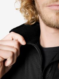 Schwarze FHB Arbeitsjacke mit Fleecekragen, Webpelz-Innenfutter und praktischen Taschen für Handwerk