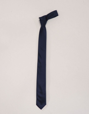 Dunkelblaue Kravatte schmal
