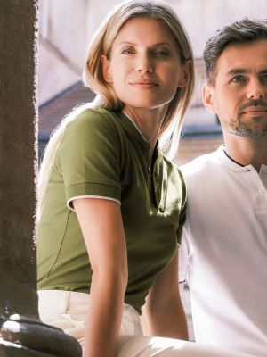 Damen Poloshirt ohne Kragen in Olivgrün mit Kontrastdetails, 8 Farben, tailliert, Größen XS–2XL