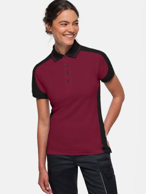 Weinrotes Damen Arbeits Poloshirt mit schwarzen Kontrasteinsätzen und Vier-Loch-Knopfleiste – strapazierfähig und pflegeleicht für Handwerk, Pflege und Gastronomie.